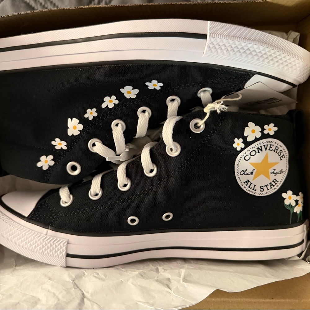 Converse women’s  size 8 Black Daisy High-Tops